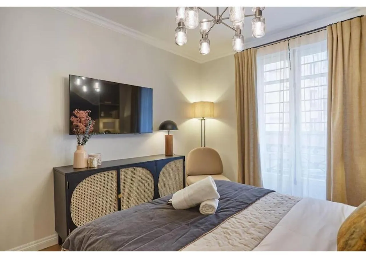 Apartment Notre Dame De Paris By Studio Prestige
